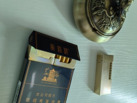 黄鹤楼(金典中支)香烟价格表_黄鹤楼硬珍品中支多少钱一盒3