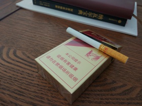 红旗渠(硬银)香烟价格表_红旗渠四五渠多少钱一盒1